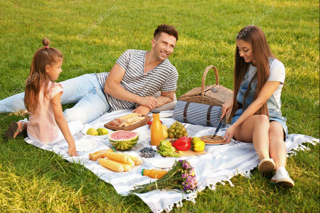 Жена друга пикник. Семейный пикник. Семья на пикнике. Фотосессия пикник в Царицыно. Пикник в Солнечный день.