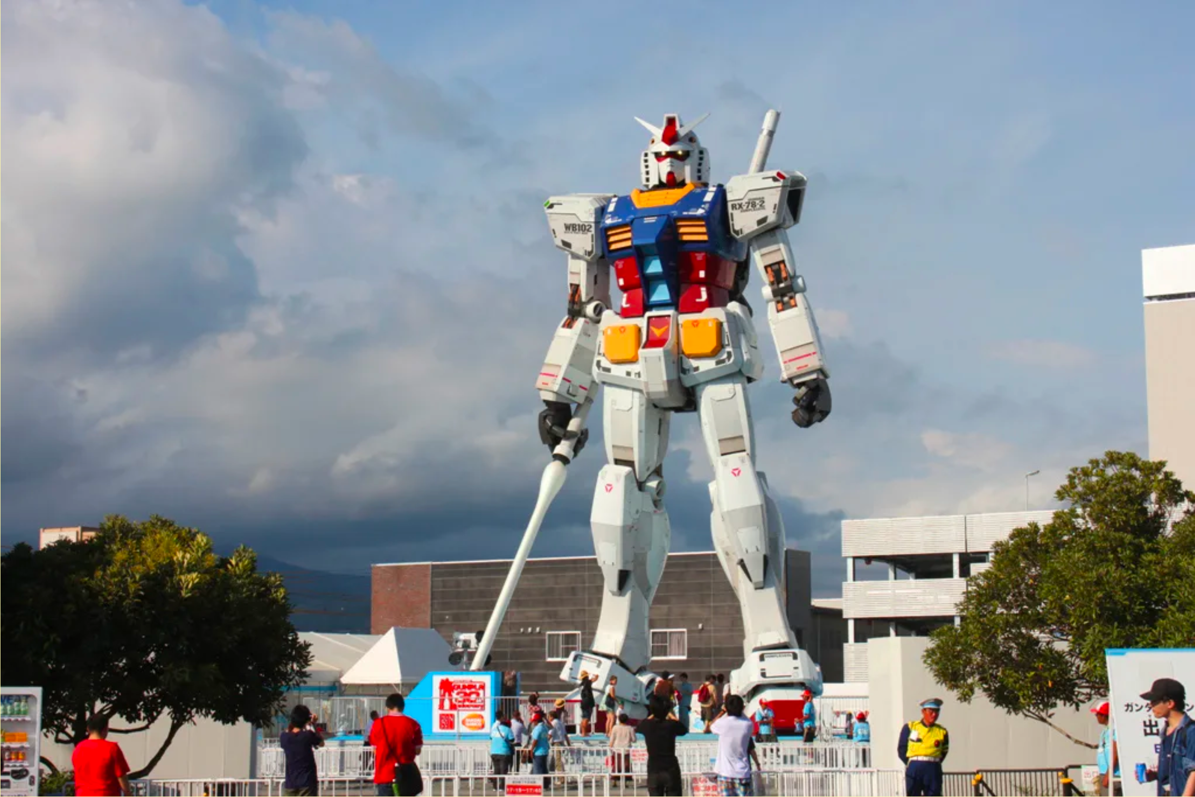 Про огромный робот. Статуя Гандама в Японии. Gundam робот в Японии. ГАНДАМ В Японии. Робот ГАНДАМ В Токио.